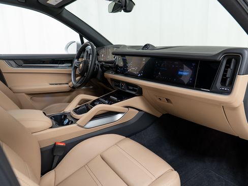 Certified 2024 Porsche Cayenne image 25