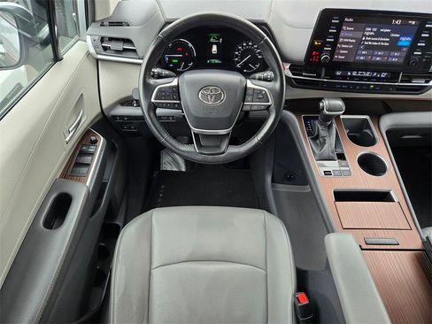 Used 2022 Toyota Sienna XLE image 8