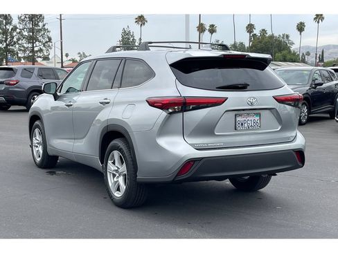 Used 2021 Toyota Highlander LE FWD image 4