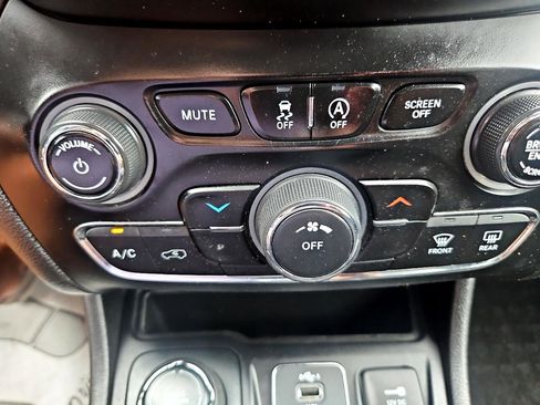 Used 2021 Jeep Cherokee Latitude Plus w/ Mopar Interior Package image 32