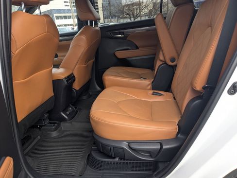 Used 2023 Toyota Highlander Platinum image 27