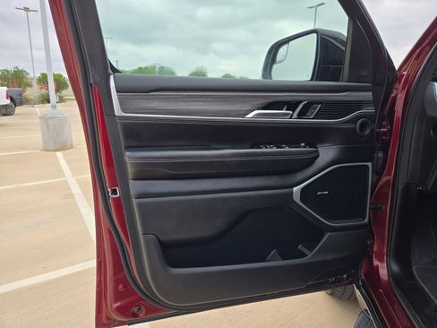 Used 2024 Jeep Wagoneer Series II w/ Flexible Seating Group image 12