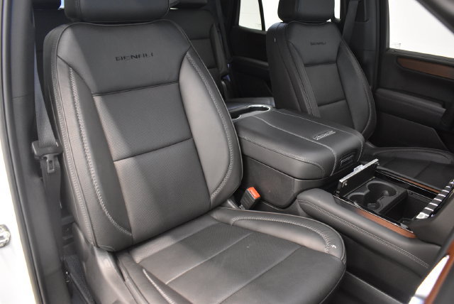 Used 2026 GMC Yukon Denali w/ Sun & Power Step Package AWD/4WD image 6