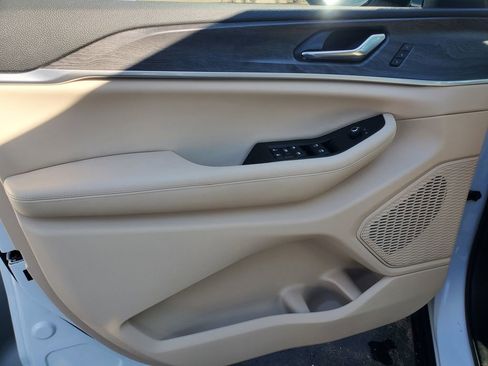 Used 2024 Jeep Grand Cherokee Limited image 13