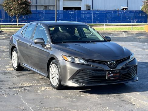 Used 2019 Toyota Camry LE FWD image 5