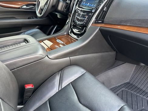 Used 2020 Cadillac Escalade Luxury w/ Escalade Sport Edition image 34