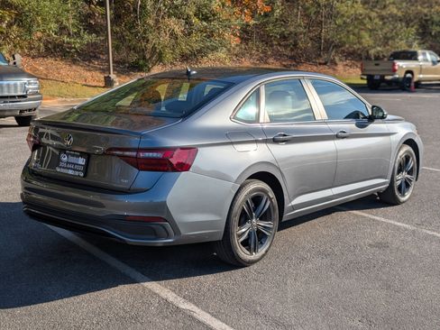 Used 2024 Volkswagen Jetta SE w/ Panoramic Sunroof Package image 9