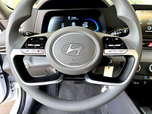 Used 2025 Hyundai Elantra SE w/ Cargo Package image 17