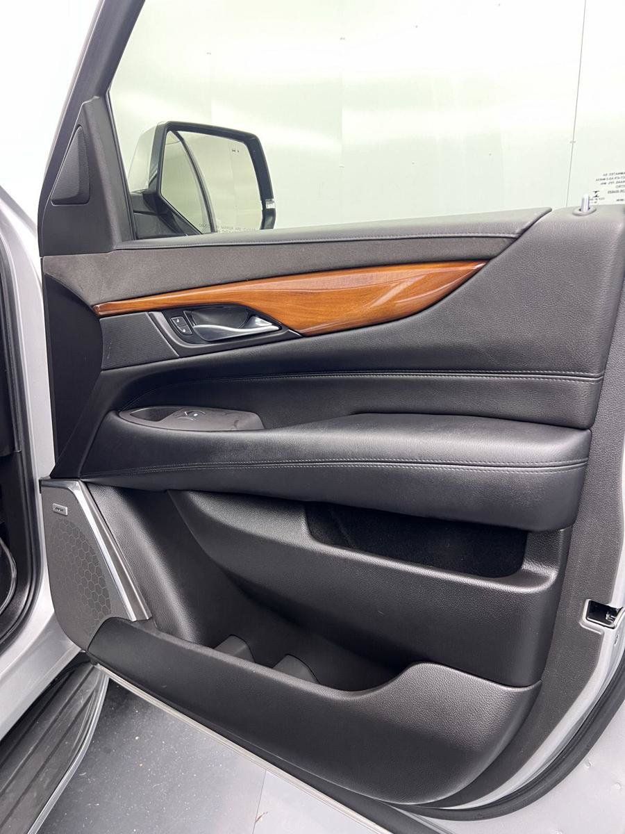 Used 2016 Cadillac Escalade Luxury AWD/4WD image 31