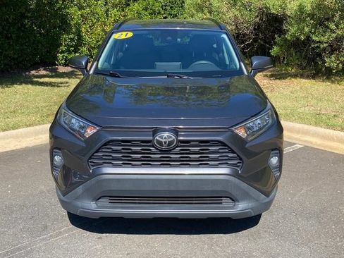 Used 2021 Toyota RAV4 XLE w/ Convenience Package FWD image 2