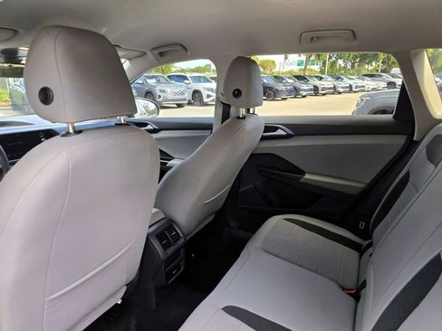 Certified 2024 Volkswagen Taos SE FWD image 11