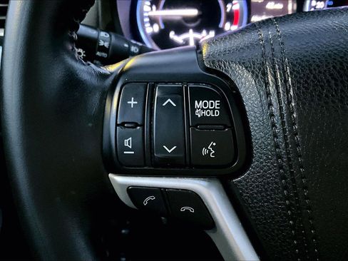 Used 2017 Toyota Highlander XLE image 17