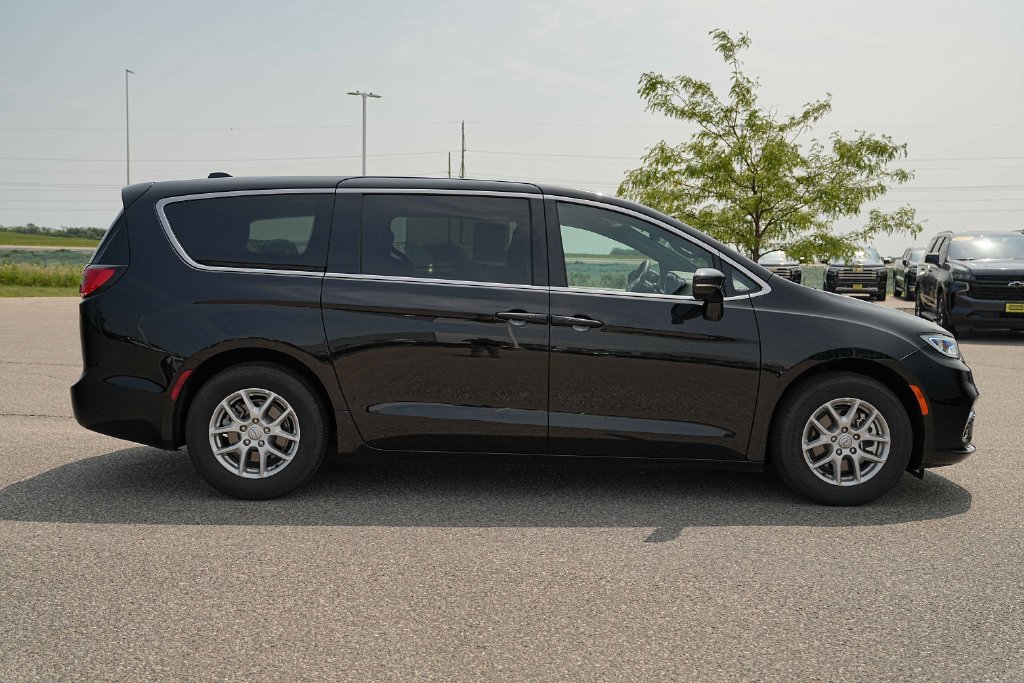 Used 2026 Chrysler Pacifica Select FWD image 6