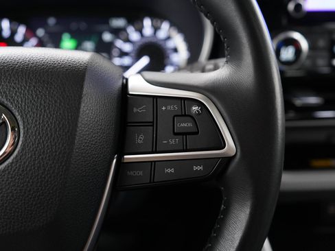 Used 2024 Toyota Highlander XLE AWD/4WD image 28