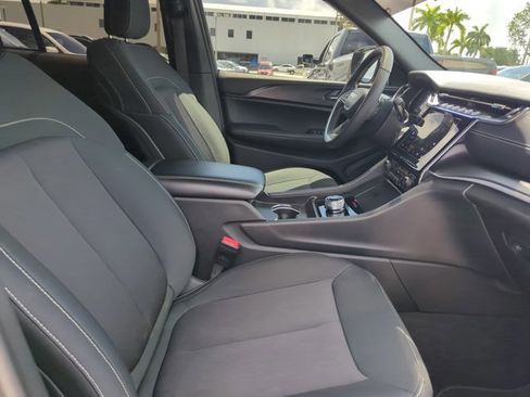 Used 2025 Jeep Grand Cherokee Laredo w/ Luxury Tech Group I RWD image 27