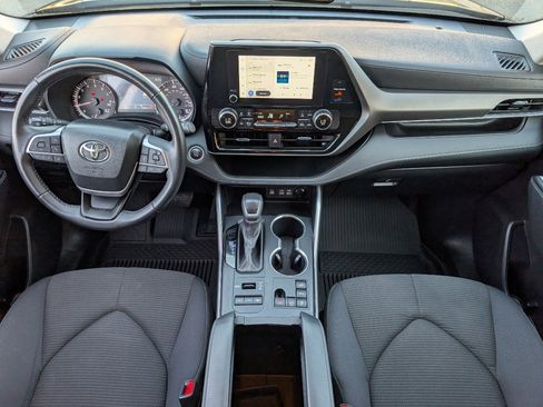 Used 2024 Toyota Highlander LE image 4