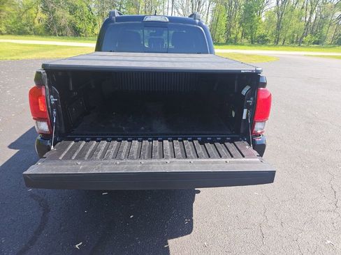Used 2018 Toyota Tacoma TRD Sport AWD/4WD image 7