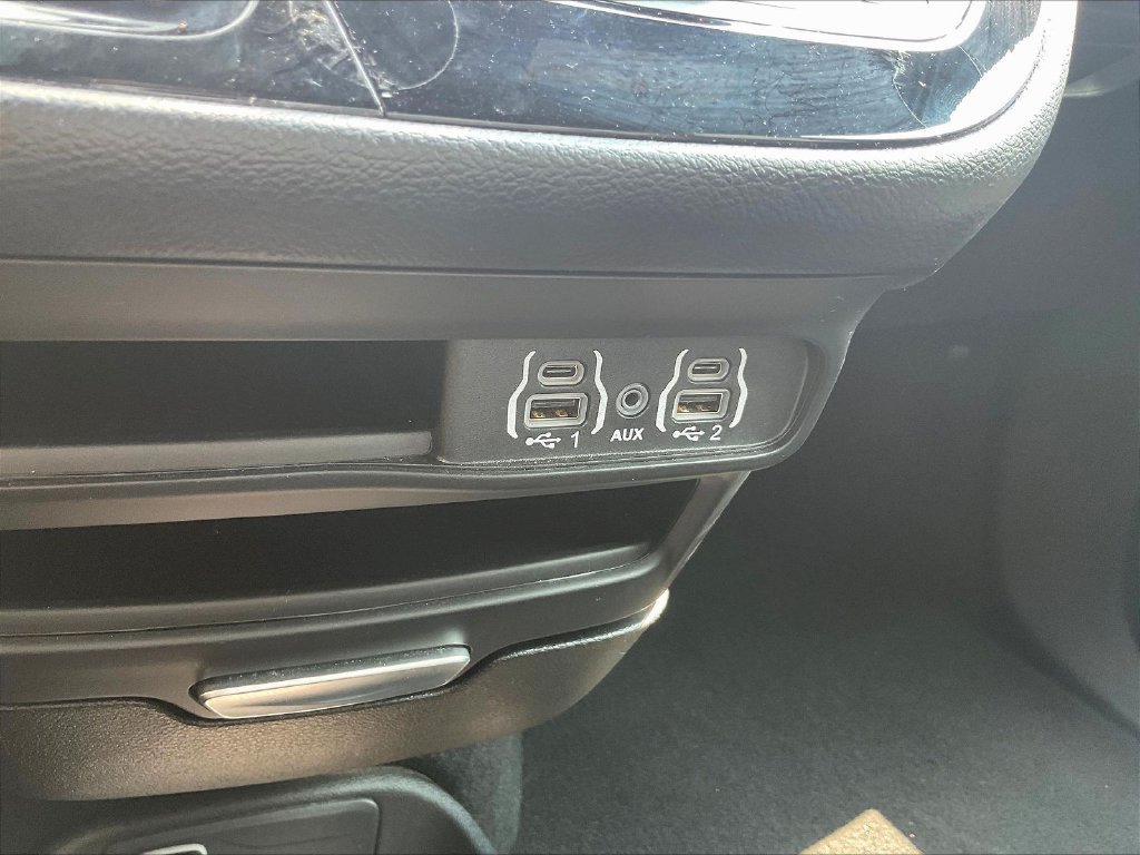 Used 2025 Chrysler Pacifica Select FWD image 16