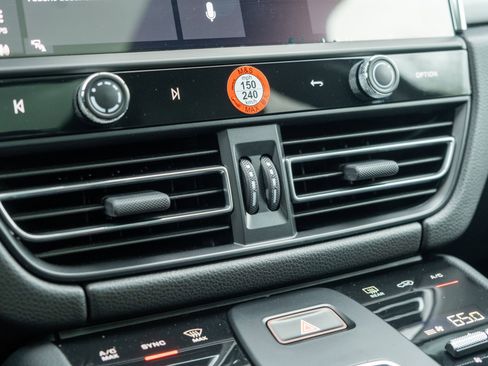 Certified 2023 Porsche Macan AWD/4WD image 20