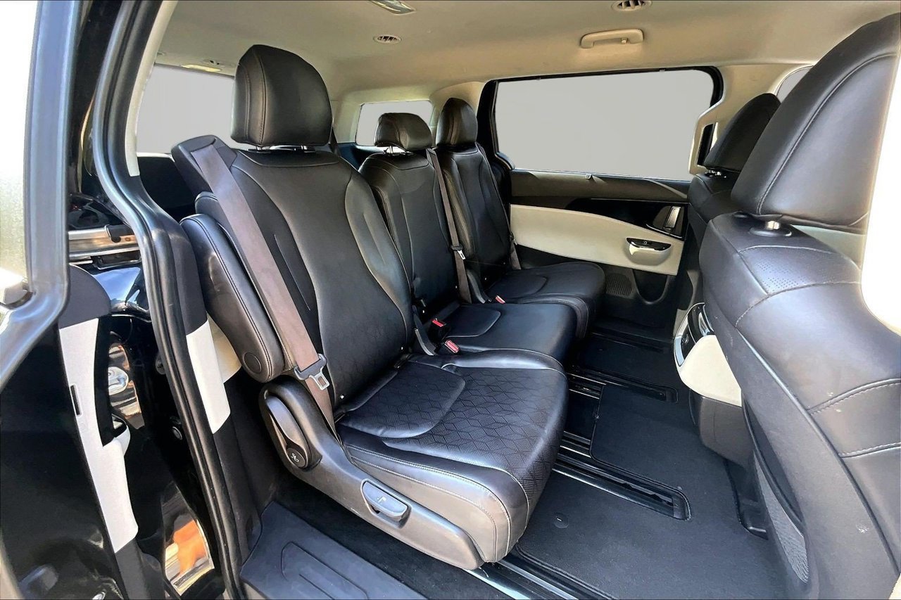 Used 2024 Kia Carnival EX FWD image 23