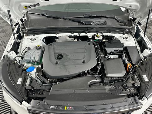 Used 2025 Volvo XC40 B5 Plus image 33