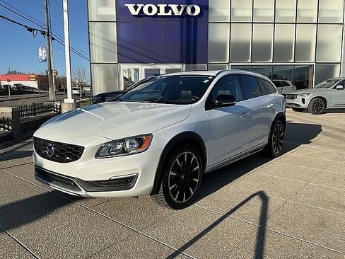 Used 2017 Volvo V60 T5 Cross Country w/ Climate Package image 3