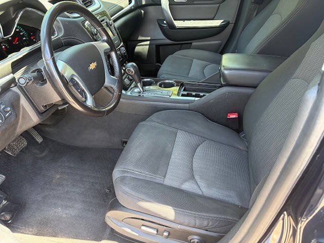 Used 2017 Chevrolet Traverse LT w/ Style and Technology Package FWD image 9