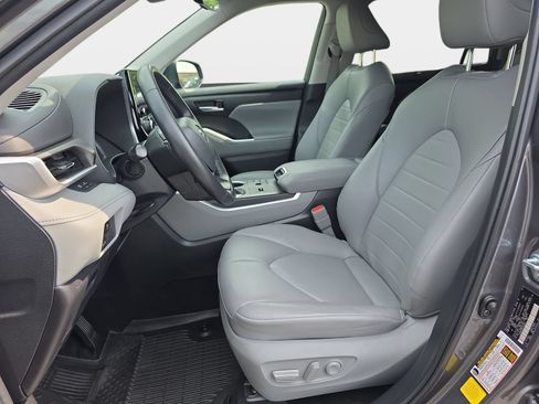 Used 2023 Toyota Highlander XLE FWD image 16