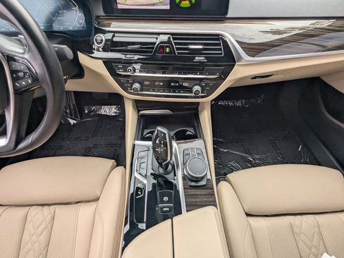 Used 2021 BMW 530e w/ Convenience Package RWD image 6
