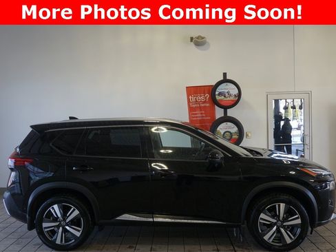 Used 2021 Nissan Rogue Platinum image 2