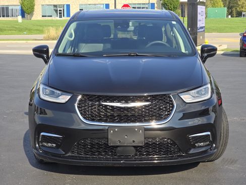 Used 2024 Chrysler Pacifica Touring-L FWD image 2