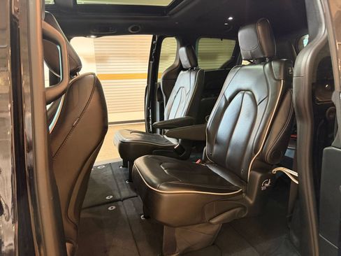 Used 2025 Chrysler Pacifica Limited FWD image 27