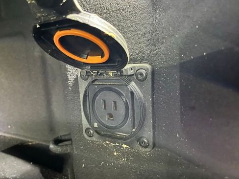 Used 2021 GMC Sierra 1500 SLT w/ Technology Package image 14