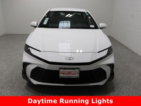 Used 2025 Toyota Camry SE image 3