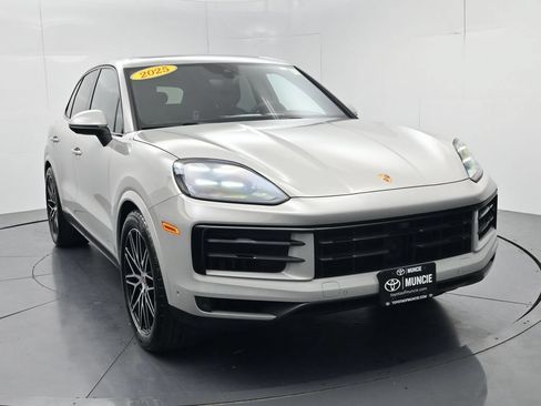 Used 2025 Porsche Cayenne S AWD/4WD image 2