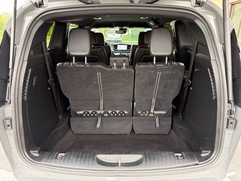 Used 2025 Chrysler Pacifica Select FWD image 15