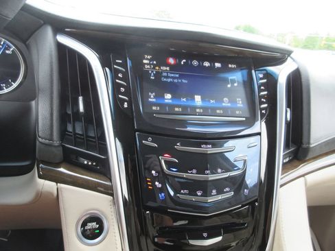 Used 2018 Cadillac Escalade Luxury w/ LPO, Radiant Package AWD/4WD image 33