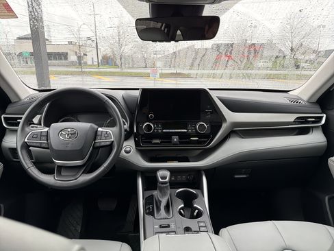 Used 2024 Toyota Highlander XLE image 11