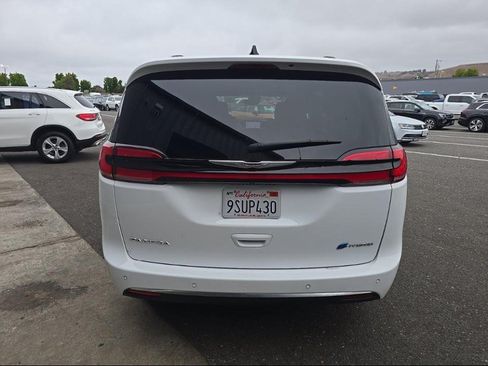 Used 2025 Chrysler Pacifica Pinnacle FWD image 5