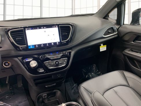 New 2026 Chrysler Pacifica Select image 12
