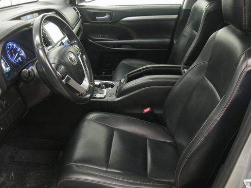 Used 2019 Toyota Highlander XLE image 9