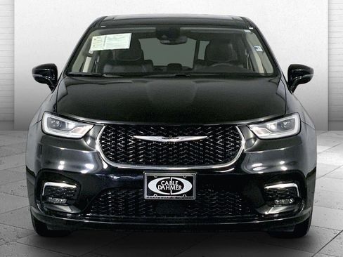 Used 2024 Chrysler Pacifica Touring-L FWD image 2