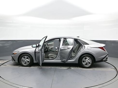 Certified 2025 Hyundai Elantra SE image 42