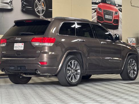 Used 2018 Jeep Grand Cherokee Overland AWD/4WD image 4