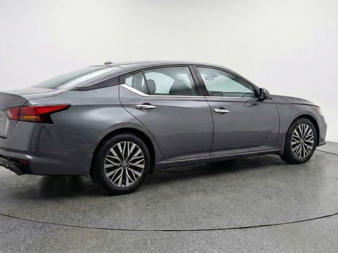 Used 2025 Nissan Altima 2.5 SV image 9