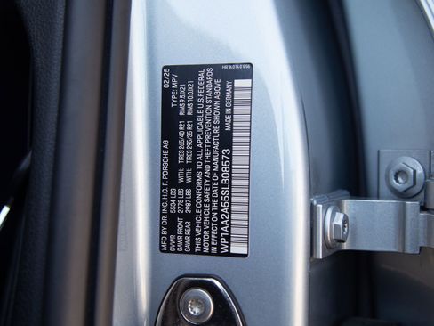 Certified 2025 Porsche Macan AWD/4WD image 10