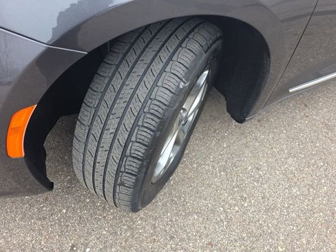 Used 2023 Chrysler Pacifica Limited image 35