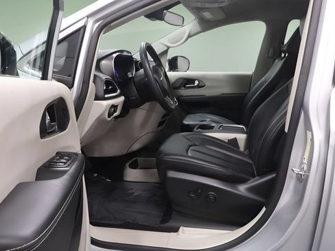 Certified 2024 Chrysler Pacifica Touring-L FWD image 9