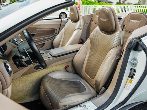 Used 2019 Aston Martin DB11 Volante image 32