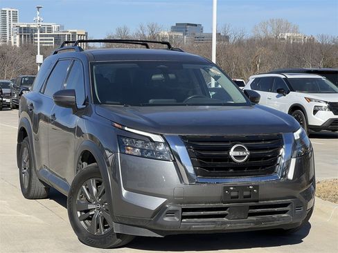 Certified 2024 Nissan Pathfinder SV image 2